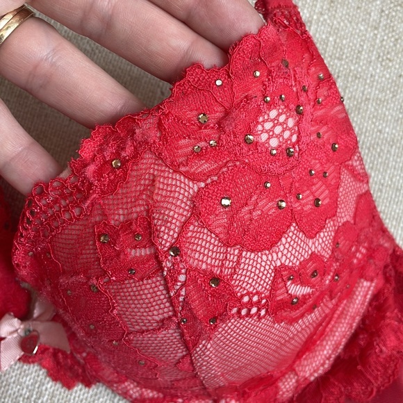 3 Victoria’s Secret push-up bras - Picture 3 of 17